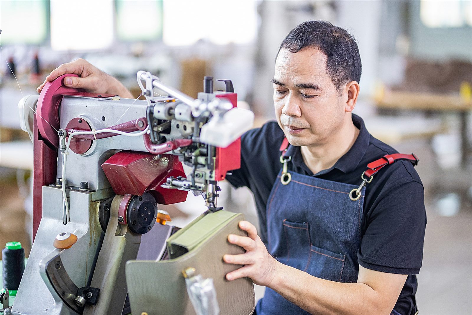 Handbag sample stitching quality control in production